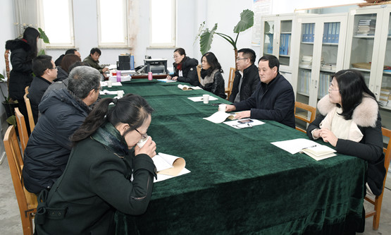 賈國江深入教學(xué)一線參加聽課評(píng)課活動(dòng)