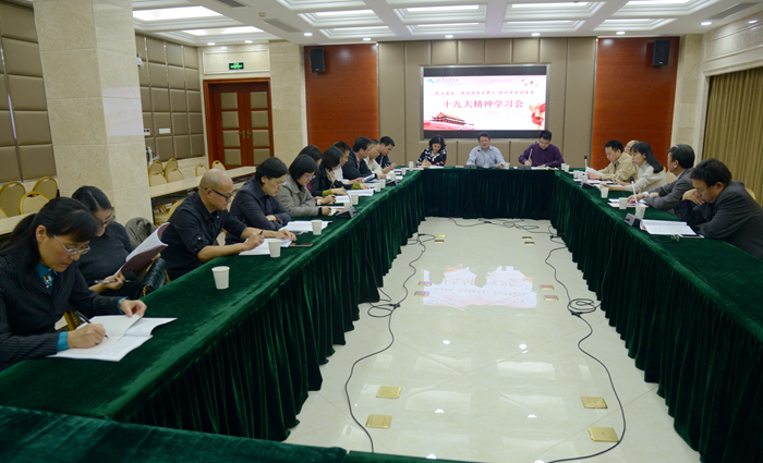 校黨委副書記沈赤向民主黨派、統(tǒng)戰(zhàn)團(tuán)體負(fù)責(zé)人，市政協(xié)委員宣講十九大精神