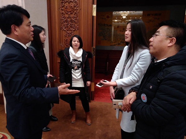 新聞發(fā)布會(huì)現(xiàn)場，多家媒體記者采訪賀瑞虎書記