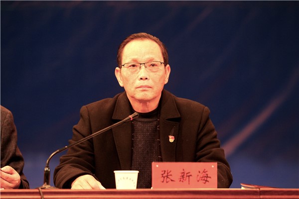 副校長(zhǎng)、工會(huì)主席張新海宣讀表彰文件