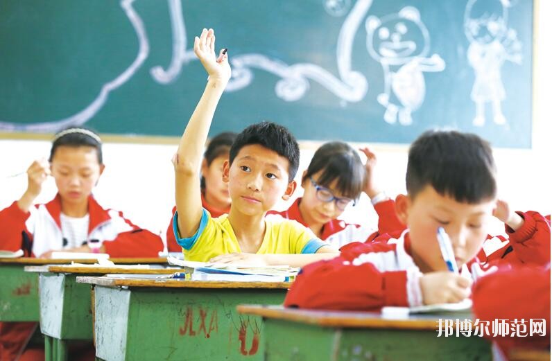 其實這個問題要看你怎么去想。對于文化成績優(yōu)秀的學(xué)生來說，上幼師學(xué)校肯定就不值得了;而文化成績不是很理想的學(xué)生來說，上幼師學(xué)校就是一個不錯的機會。所以學(xué)生怎么選擇學(xué)校，就要看學(xué)生自己的情況了，畢竟每一個人的情況都是不一樣的。幼師學(xué)校主要是以專業(yè)知識以及技能為主的學(xué)校，為學(xué)生提供學(xué)習(xí)的平臺。  六盤水民族職業(yè)技術(shù)幼兒師范學(xué)校 六盤水市民族職業(yè)技術(shù)學(xué)校(簡稱“六盤水民族職業(yè)技術(shù)幼兒師范學(xué)校”)的前身始建于1986年，并于1990年與六盤水市民族學(xué)校合并。93年更名為六盤水市民族職業(yè)技術(shù)學(xué)校。20多年的辦學(xué)實踐中，取得了不少成就，得到社會的認可。  但普通教育與職業(yè)教育合并辦學(xué)的許多弊端在日積月累中不斷的突現(xiàn)。2009年市委、市政府及市教育局等相關(guān)單位經(jīng)過反復(fù)調(diào)研，多方論證，決定在原商財校校址(八一路50號，軍分區(qū)往上150米)新籌建六盤水民族職業(yè)技術(shù)學(xué)校，使之成為一所獨立的國家級重點職業(yè)學(xué)校，并于2009年秋季招生辦學(xué)。  辦學(xué)規(guī)模  學(xué)校占地面積45356平方米，校園建筑面積17260平方米，現(xiàn)有兩幢教學(xué)樓，共34個教室。一幢大連市政府援建的圖書樓、一幢辦公樓、一幢學(xué)生宿舍、兩個學(xué)生食堂、一個340米跑道足球場、1個珍珠球場、兩個蹴球場和4個籃球場。  獲得榮譽  1997年被評為貴州省重點職業(yè)高中，1999年被評為國家級重點職業(yè)高中，2004年7月通過國家級重點職業(yè)高中評估專家復(fù)評。是貴州省現(xiàn)代教育技術(shù)實驗學(xué)校;貴州省少數(shù)民族傳統(tǒng)體育項目訓(xùn)練基地。全國計算機等級考試點及培訓(xùn)點、貴州省國家第64職業(yè)技能鑒定所、計算機高新技術(shù)考試站、貴州省公務(wù)員計算機應(yīng)用中級培訓(xùn)點、六盤水市財政局會計從業(yè)資格考前培訓(xùn)點及會計技術(shù)教育培訓(xùn)點，勞動與社會保障局下崗職工再就業(yè)培訓(xùn)點，貴州省公務(wù)員電子政務(wù)培訓(xùn)點等。  報名條件  1、身心健康，品德良好。  2、積極向上，積極學(xué)習(xí)。  3、遵紀(jì)守法，品行端正，無不良行為，有上進心。  報名方式  凡符合學(xué)校招生條件的學(xué)生持戶口簿、身份證、2張一寸彩色照片到學(xué)校招生就業(yè)辦公室報名。高中畢業(yè)生可在學(xué)校網(wǎng)站上報名。  注意事項  1、新生報名時帶好戶口簿或者身份證原件(或復(fù)印件)，及相關(guān)費用到學(xué)校招生辦報名，并鑒定就業(yè)合同和優(yōu)惠入學(xué)協(xié)議。  2、報名時間：從即日起，到各專業(yè)名額報滿為止。  3、新生開校報到時請帶好戶口本、本人身份證原件，相關(guān)困難證明及交費收據(jù)。  初中畢業(yè)生想要自己以后將來有個好的工作，就要靠自己的努力，學(xué)習(xí)一門比較熱門的專業(yè)去，認真的學(xué)習(xí)，將來你才有一個穩(wěn)定的工作，穩(wěn)定的收入，以上是小編為同學(xué)們推薦的關(guān)于幼師學(xué)校的基本介紹，希望對同學(xué)們有所幫助，欲知更多學(xué)校詳情，請關(guān)注邦博爾幼師學(xué)校招生網(wǎng)。