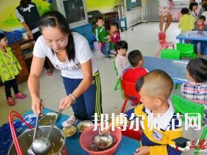 遵義2020年幼師學(xué)校有哪些科目?我們知道幼師專業(yè)是屬于一個學(xué)習(xí)內(nèi)容比較多的專業(yè)，因為是小朋友的啟蒙階段，同學(xué)們自己在報讀本專業(yè)的時候很多的同學(xué)都不知道到底是學(xué)一些什么?于是都來問道小編，小編就來給大家說一下關(guān)于學(xué)?？颇康氖虑榕?。  幼師學(xué)校學(xué)習(xí)專業(yè)課程 1、幼兒教育學(xué)  了解現(xiàn)代教育、幼兒教育的新觀念、新思想、新信息，結(jié)合我國幼兒教育改革中的新問題、新情況，將理論的闡述和幼兒教育實踐中的問題結(jié)合起來，進(jìn)行具體分析和指導(dǎo)。  2、幼兒心理學(xué)  了解幼兒的認(rèn)知和言語發(fā)展的特點和規(guī)律、幼兒的情緒、個性與社會性發(fā)展的關(guān)系及幼兒的活動心里。能依據(jù)幼兒特點，利用所學(xué)相關(guān)知識，初步具備幼兒園基層崗位幼兒教師的工作能力。培養(yǎng)學(xué)生具有誠實守信、善于溝通和合作的品質(zhì)。  3、幼師英語  根據(jù)幼師學(xué)生的英語水平和專業(yè)特點，從聽、說、讀、寫四個方面全方位的培養(yǎng)學(xué)生，讓學(xué)生掌握基本語法知識、語音知識、日常用語，提高學(xué)生的口語交際技能和綜合閱讀、寫作能力。讓學(xué)生在學(xué)習(xí)過程中發(fā)展綜合語音運(yùn)用能力，提高人文素養(yǎng)，增強(qiáng)實踐能力，培養(yǎng)創(chuàng)新精神。  4、幼兒園組織與管理  讓學(xué)生了解幼兒園組織與管理的基本原理和內(nèi)容，掌握幼兒園組織與管理的基本規(guī)律，學(xué)會用所學(xué)專業(yè)理論解決實際工作中遇到的管理問題。結(jié)合案例分析，培養(yǎng)學(xué)生的思辨意識、創(chuàng)新意識，提高學(xué)生與時俱進(jìn)的管理理念，為學(xué)生今后從事幼兒園教育工作和管理工作奠定良好的基礎(chǔ)，具有較強(qiáng)的實用性和可操作性。  學(xué)前教育前景好不好 學(xué)前教育上的現(xiàn)在已經(jīng)有越來越多的人關(guān)注，就業(yè)前景上的非常不錯的一個職業(yè)了，在現(xiàn)階段學(xué)前教育專業(yè)就業(yè)率上也在一直上升，我國對于學(xué)前教育上的重視的提升，也為學(xué)前教育專業(yè)人才提供了較好的就業(yè)機(jī)會，使得社會上的對于學(xué)前教育人才上的甚至出現(xiàn)了供不應(yīng)求的現(xiàn)象，學(xué)前教育現(xiàn)階段也已經(jīng)成為一個非常重要的教育階段，擁有高素質(zhì)的學(xué)前教育人才對于整個教育事業(yè)上的也能夠起到一個促進(jìn)和發(fā)展的作用。  幼師專業(yè)上就業(yè)前景也是比較好的，現(xiàn)階段社會上的對于幼師的需求也越來越多了，對于早期教育上的重視度的提升，使得幼師人才成為現(xiàn)階段社會上的所需要的重要人才選擇。  我們可以看到幼師專業(yè)學(xué)習(xí)的是很多的，小編給大家列舉了一些專業(yè)課程，其實這個專業(yè)是一個需要自己花費很多心力來學(xué)習(xí)的專業(yè)，同學(xué)們學(xué)習(xí)的內(nèi)容是很廣泛的，不過這個專業(yè)只要學(xué)好了，將來在就業(yè)方面就會很不錯，所以，希望選擇這個專業(yè)的同學(xué)都能掌握足夠的專業(yè)知識哦。