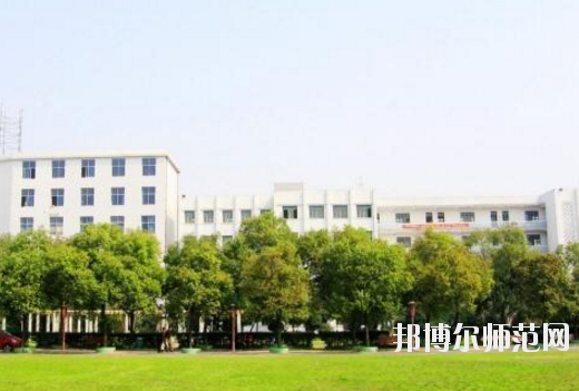 對(duì)于幼師學(xué)校的選擇，男生和女生是一樣的?，F(xiàn)在大部分學(xué)校的幼師專業(yè)在進(jìn)行招生的時(shí)候，其實(shí)男生和女生的招生計(jì)劃是統(tǒng)一的，學(xué)校對(duì)學(xué)生的性別并沒有要求。所以，小伙伴們選擇幼師學(xué)校的重點(diǎn)不應(yīng)該是這所學(xué)校適合男生還是適合女生，而是這所學(xué)校本身的辦學(xué)條件好不好，以及學(xué)校的優(yōu)勢(shì)以及劣勢(shì)有哪些等等。接下來，對(duì)南昌理工職業(yè)中等專業(yè)學(xué)校感興趣的小伙伴們可以一起來看一看這所學(xué)校的具體情況。  南昌理工職業(yè)中等專業(yè)學(xué)校辦學(xué)理念 學(xué)校以“辦學(xué)校，不開學(xué)店，造福炎黃子孫!”為宗旨，遵循黨的教育方針，倡導(dǎo)“誠實(shí)、博愛、勤奮、自強(qiáng)”的校訓(xùn)，按照“理論夠用，注重實(shí)踐”的原則，為社會(huì)經(jīng)濟(jì)建設(shè)培養(yǎng)“一專多能”的應(yīng)用型人才。畢業(yè)生深受用人單位的歡迎。 例如推薦在“啟悅電子廠”工作的同學(xué)進(jìn)廠第九天，就對(duì)8086高壓擊穿儀進(jìn)行技術(shù)改造，降低了勞動(dòng)強(qiáng)度，提高了生產(chǎn)效率。該廠董事長吳德和先生專程由臺(tái)北趕來我校考察，并當(dāng)即簽定了廠校合作協(xié)議。  接著我校又與深圳新飛通、深圳捷迪訊、上海偉創(chuàng)力、上海先進(jìn)半導(dǎo)體、上海華微、杭州矢崎、蘇州生益科技、上海攜程旅行網(wǎng)等20多家公司建立了合作伙伴關(guān)系。可以說：“選擇理工，就業(yè)輕松!” 學(xué)校與南昌航空大學(xué)聯(lián)合辦學(xué)，是南昌航空大學(xué)繼續(xù)教育學(xué)院教學(xué)點(diǎn)，依托南昌航空大學(xué)的人才、圖書、先進(jìn)的教學(xué)設(shè)施，資源共享。學(xué)校有一支政治素質(zhì)高、教學(xué)和管理經(jīng)驗(yàn)豐富的專兼職師資隊(duì)伍，正副教授、高級(jí)教師近半，其中不少曾獲得“最佳授課教師”的稱號(hào)。  南昌理工職業(yè)中等專業(yè)學(xué)校教學(xué)設(shè)置 學(xué)校除精湛的理論教學(xué)外，還設(shè)有圖書閱覽室、計(jì)算機(jī)中心、語音室和電工、電子、機(jī)電、機(jī)械加工、數(shù)控、酒店管理等實(shí)驗(yàn)室能安排學(xué)生進(jìn)行多種實(shí)驗(yàn)，“邊講邊練，講練結(jié)合”，確保學(xué)生動(dòng)手能力的培養(yǎng)。 學(xué)校采取多層次、開放性辦學(xué)和封閉式管理。不僅注重教育質(zhì)量，更注重道德品質(zhì)和綜合素質(zhì)教育。教育管理嚴(yán)格，始終把學(xué)校的安全工作放在首位，在2005-2010職業(yè)高校年檢中，得到市教育局有關(guān)領(lǐng)導(dǎo)的表揚(yáng)，連續(xù)被評(píng)為職業(yè)教育辦學(xué)先進(jìn)單位。  南昌理工職業(yè)中等專業(yè)學(xué)校報(bào)名手續(xù) 即日起可到校招生辦或當(dāng)?shù)匚倚Ｕ猩c(diǎn)報(bào)名，或來函來電報(bào)名、網(wǎng)上報(bào)名。  本地區(qū)的應(yīng)屆初中畢業(yè)生可在就讀中學(xué)填中考志愿報(bào)名。  報(bào)到時(shí)帶好戶口本，五張一寸免冠照片和初高中畢業(yè)證書。  小編總結(jié) 南昌理工職業(yè)中等專業(yè)學(xué)校是一所按照“理論夠用，注重實(shí)踐”的原則，為社會(huì)經(jīng)濟(jì)建設(shè)培養(yǎng)“一專多能”的應(yīng)用型人才的中專學(xué)校，學(xué)校開設(shè)有幼師類的專業(yè)，對(duì)幼師行業(yè)感興趣的初中畢業(yè)生可以多加關(guān)注這所學(xué)校。接下來小伙伴們可以去到學(xué)校官網(wǎng)對(duì)學(xué)校做進(jìn)一步的了解。當(dāng)然，在南昌還有開設(shè)有幼師類專業(yè)的其他學(xué)校，大家也可以看看其他的學(xué)校怎么樣，做一個(gè)比較，然后選擇出最適合自己的一所。