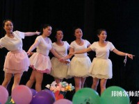 廣東2022年幼師學(xué)校中專升大?？际裁? /><b>廣東2022年幼師學(xué)校中專升大?？际裁?/b><span>2022-02-18 13:52</span><p>國(guó)家和家庭高度重視學(xué)前教師的培訓(xùn)?，F(xiàn)在所有主要的幼兒園和教育機(jī)構(gòu)都在改善學(xué)前教師的待遇。幼兒教師的工資和福利待遇也很好，</p></a></li>
            <li><a href=