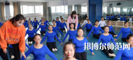 隨著社會的進步，人們的生活得到了全面的改善，開始重視自己子女的教育，對教育人才的教學水準就要求更高，使得很多學生都想要報考幼師學校。如果大家已經做出了決定，要上幼師學校，就一定要盡早去了解學校信息。你越早了解學校，你可以選擇的學校就越多，就越能找到適合你的學校。幼師工作工作也相對輕松，不用從事體力勞動。現(xiàn)在家長對孩子的教育非?？粗?，幼兒園也越來越正規(guī)，都需要幼師幼師從業(yè)資格證。  思南中等職業(yè)學校辦學條件 學校老校區(qū)占地面積120.6畝，新校區(qū)200畝，校園拓展空間大。校內布局分為：教學區(qū)、實驗實訓區(qū)、產教結合區(qū)、生活區(qū)、行政辦公區(qū)、體育運動區(qū)、美化綠化區(qū)等。各場所均按標準設計規(guī)劃，達到國家示范校要求的學校教學、實訓、師生學習、工作、生活等方面需要的效果。  思南中等職業(yè)學校目標明確 學校培養(yǎng)目標明確，人才“出口”暢通，堅持德育為先，技能為重，全面發(fā)展與特長發(fā)展相結合。圍繞“自強篤行、厚德精技”的校訓，堅持“四自”(自信、自強、自律、自愛)、“四會”(學會做人，學會做事，學會求知，學會生活)的教育培養(yǎng)目標。  實行考與教分離，重視學生職業(yè)技能大賽，以賽促學，以賽促教;重視教師、學生下企業(yè)參與一線生產實踐，重視創(chuàng)建“校企聯(lián)動”、“工學結合”、“教學做一體”的人才培養(yǎng)模式，畢業(yè)生就業(yè)并能與企業(yè)接軌，與農戶融合，人才培養(yǎng)質量顯著提高。  銅仁碧江中等職業(yè)學校簡介 銅仁市碧江區(qū)中等職業(yè)學校創(chuàng)辦于1989年，是一所隸屬于碧江區(qū)人民政府的貴州省示范性中等職業(yè)學校。學校規(guī)劃占地面積420畝，規(guī)劃建筑面積13萬余平方米，總投資約5.8億元。教學區(qū)、生活區(qū)、運動區(qū)、綠化區(qū)布局合理，功能設施完善，環(huán)境優(yōu)美，地處銅仁市川硐教育園區(qū)桃園大道北側，毗鄰銅仁幼專、貴州健康職業(yè)學院，有著豐富的文化資源和育人氛圍。  學校自2013年搬遷至川硐教育園區(qū)以來，領導班子帶領廣大教師銳意進取，和諧奮進，確立了“發(fā)展教師、成就學生、服務社會”的辦學理念，圍繞“辦出特色、形成風格、爭創(chuàng)一流”的辦學目標，形成了“醫(yī)護為主、產教結合、校企合作”的辦學特色。  現(xiàn)在整體新生人口的增量將直接體現(xiàn)在幼兒園在園人數(shù)的增加，我國當前幼師行業(yè)的需求還是很大的，遠遠不足國家的計劃，所以從事幼師行業(yè)前景是很好的。幼兒園、教育機構、培訓機構、藝體教育行業(yè)等相關行業(yè)都需要大量新型教育人才，學生選擇了教育行業(yè)正好符合當今的教育的需求，所以對同學們來講就業(yè)前景是非常具有潛力化的。