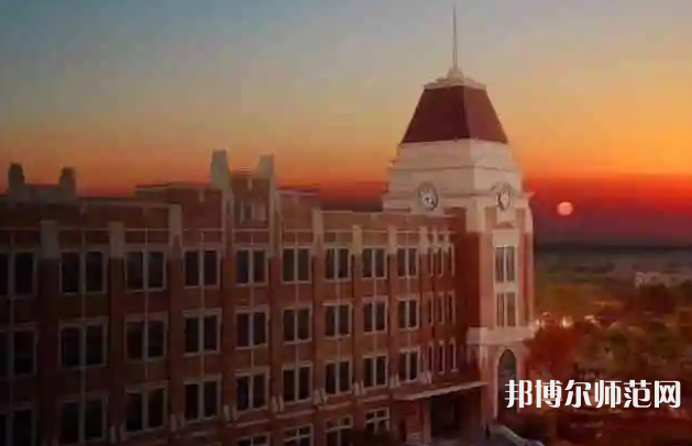 對于很多不了解學校的學生來說讀書的時候要面臨著很多信息的接受，就拿簡單的填寫志愿來說，提前就需要了解清楚很多的學校，對于學校的基礎信息需要掌握比較好才可以的，最近有同學們來問小編學校的招生代碼，小編就來給同學們整理一下。  上海外國語師范大學賢達經濟人文學院虹口校區(qū)代碼 學校代碼：13636  上海外國語師范大學賢達經濟人文學院虹口校區(qū)拓展閱讀 基礎教學部基礎教學部是承擔學校公共基礎課程的教學單位，下設基礎部辦公室和計算機、體育教、通識3個教研室。  現有專、兼職教師50人，其中教授2名，副教授12名，專職專任教師全部具有研究生學歷，其中博士后1人，博士2名。  基礎教學部堅持立德樹人的教育方針，崇尚教書育人，加強學生道德素質教育和能力培養(yǎng)，全體教師積極參與科研工作、開展課程建設、推進教學改革、提升教學效果，保證了全校的公共基礎課教學效果。  計算機教研室主要承擔全校的計算機公共課《計算機應用基礎》的教學工作，課程以“傳授知識、鍛煉技能”為基本目標，并貫徹對學生計算思維的培養(yǎng)，有效地向學生普及了實用的計算機應用技術，為學生能贏得信息時代的競爭打下良好的基礎。  體育教研室主要承擔全校的體育類課程教學，分別開設了足球、籃球、排球、乒乓球、羽毛球、棒球、壘球、板球、啦啦操、瑜伽、飛鏢、防身術等項目，為學生身心全面發(fā)展提供保證。教師還利用業(yè)余時間指導運動隊訓練、參賽，在歷年上海市高校陽光體育賽事中屢獲佳績，為學院創(chuàng)建積極健康、蓬勃向上的校園文化氛圍。  小編給同學們整理了學校的招生代碼，同學們自己如果是要填寫本校的話就要注意哦，讀大學對于每一位同學都是有很深刻的意義的，同學們在這里不僅能夠學習到專業(yè)的知識，還能在這個又自己對于這個世界的初步理解。